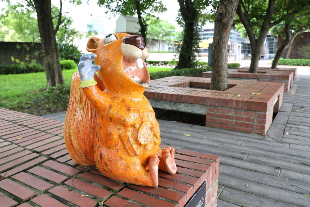 藝文系玩水聖地 陶博館戲水池6/25開放 2 《圖說》呂巧智充滿戲劇感的《嗒噠Ta-Da》以幽默造型傳達環保意識。〈陶博館提供〉