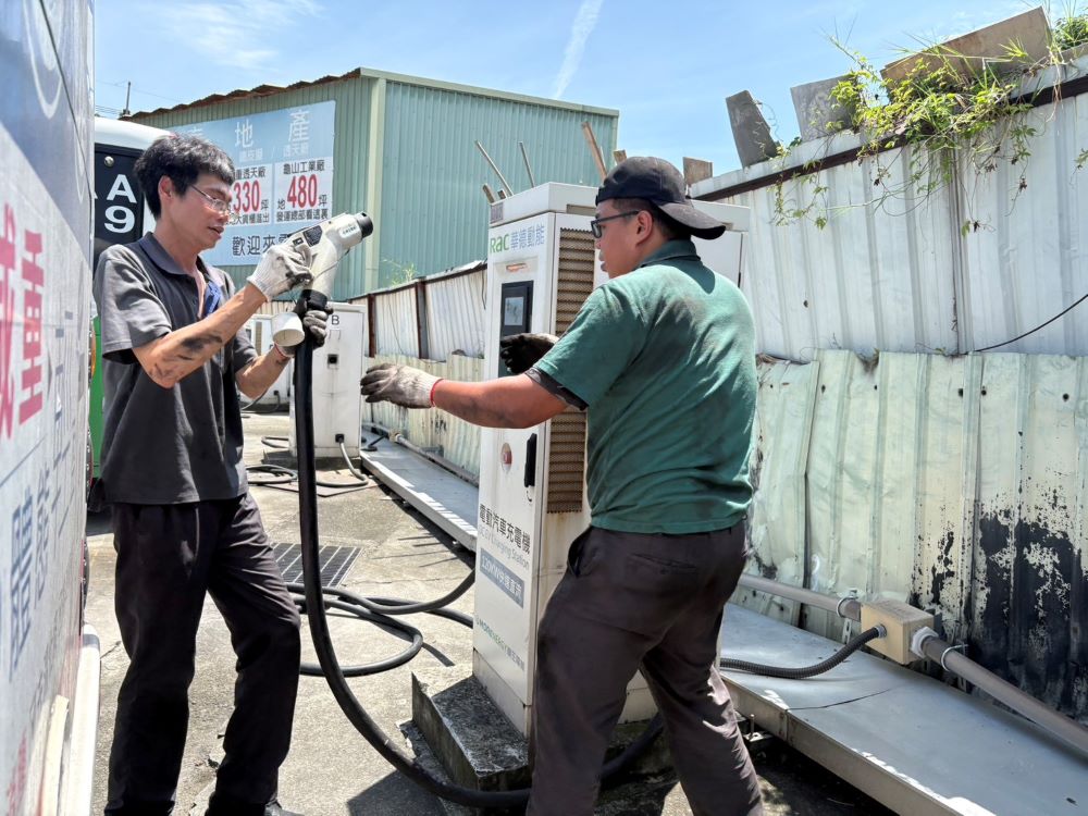 新北突擊稽查電動公車場站 業者保養維修紀錄正常 1 《圖說》三重客運技工人員檢測充電設備。〈交通局提供〉