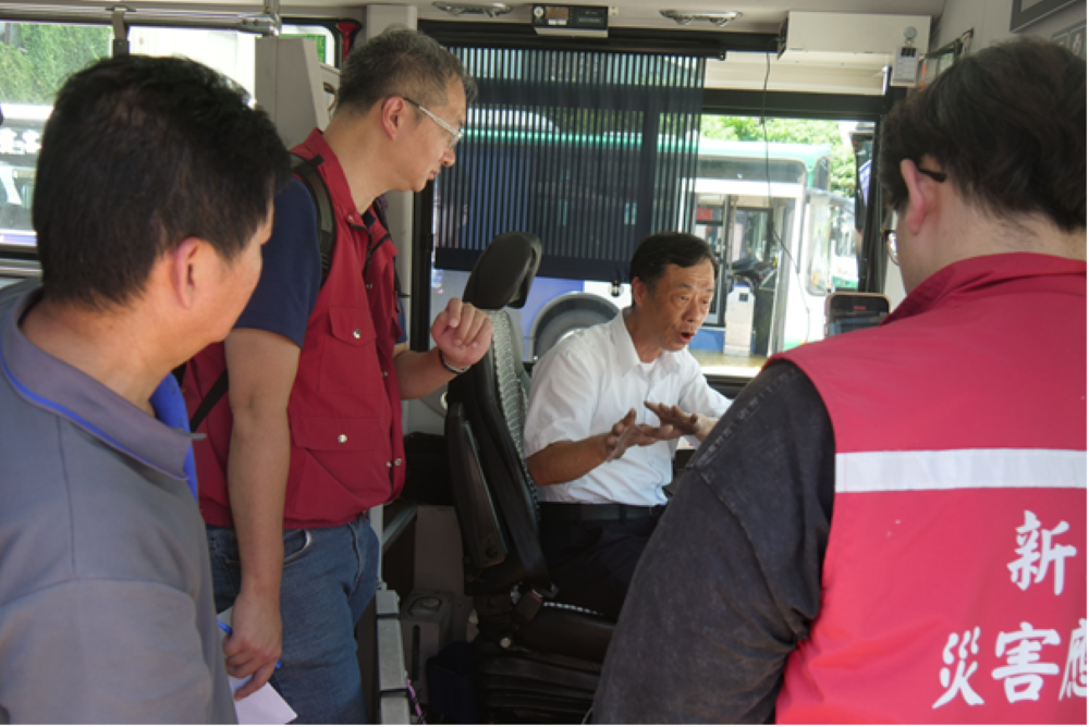 新北突擊稽查電動公車場站 業者保養維修紀錄正常 2 《圖說》抽查駕駛員對電動公車突發異常狀況的應變處置能力。〈交通局提供〉