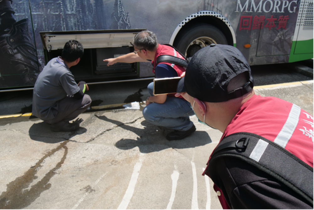 新北突擊稽查電動公車場站 業者保養維修紀錄正常 3 《圖說》車輛安全稽查。〈交通局提供〉
