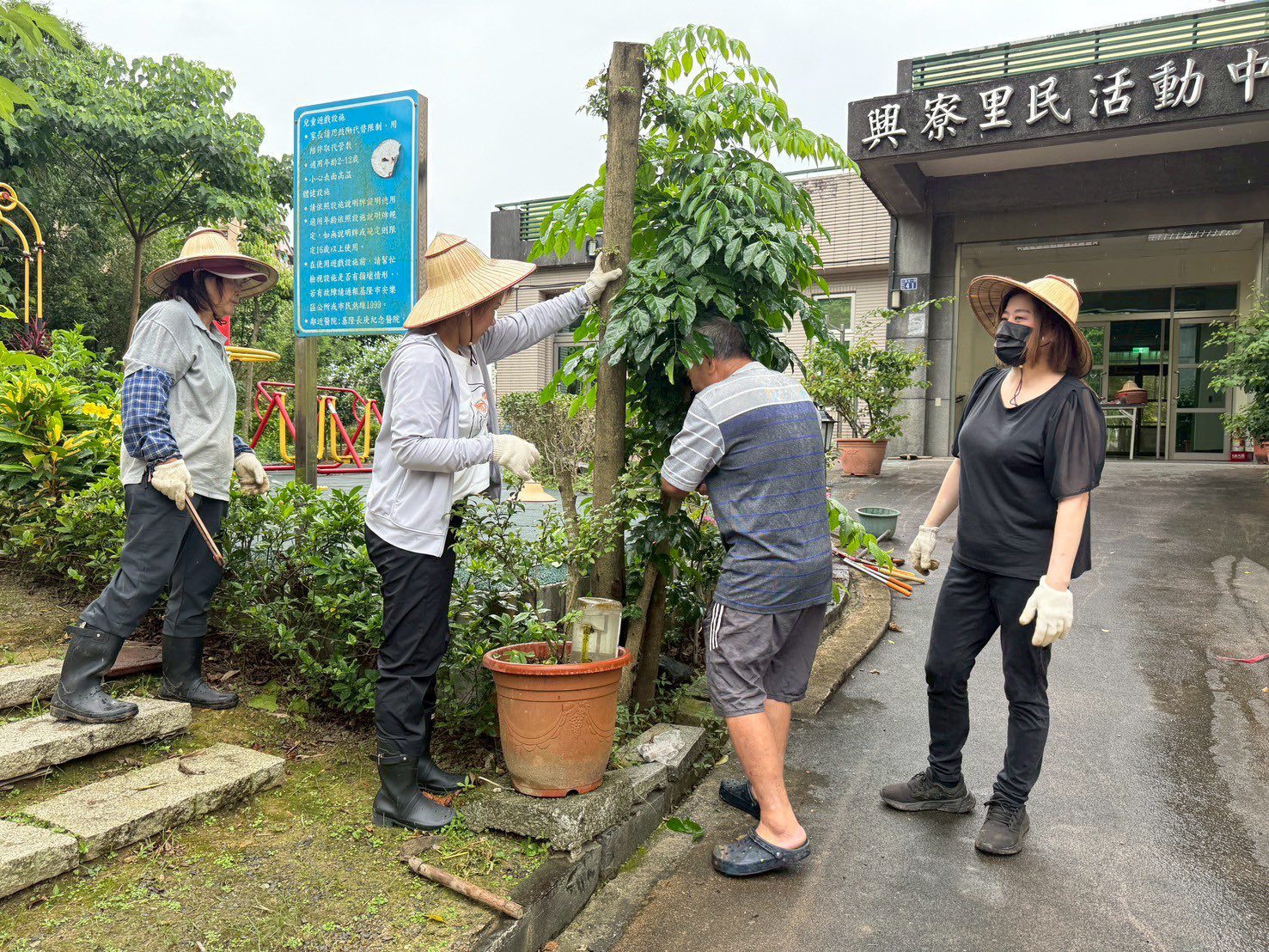 黃書筠里長率社區志工團隊打造「興寮角落花園」 8 493995568 24635658909355025 5748372356120670086 n