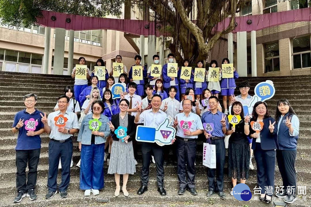桃園市副市長蘇俊賓現身楊梅高中，與師生們合影。