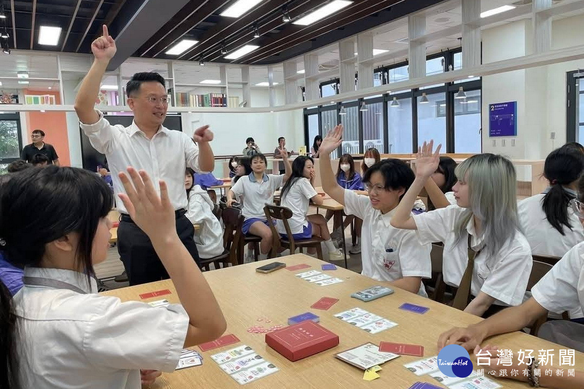 桃園市副市長蘇俊賓應邀前往楊梅高中,參加由學生設計的生態桌遊體驗。