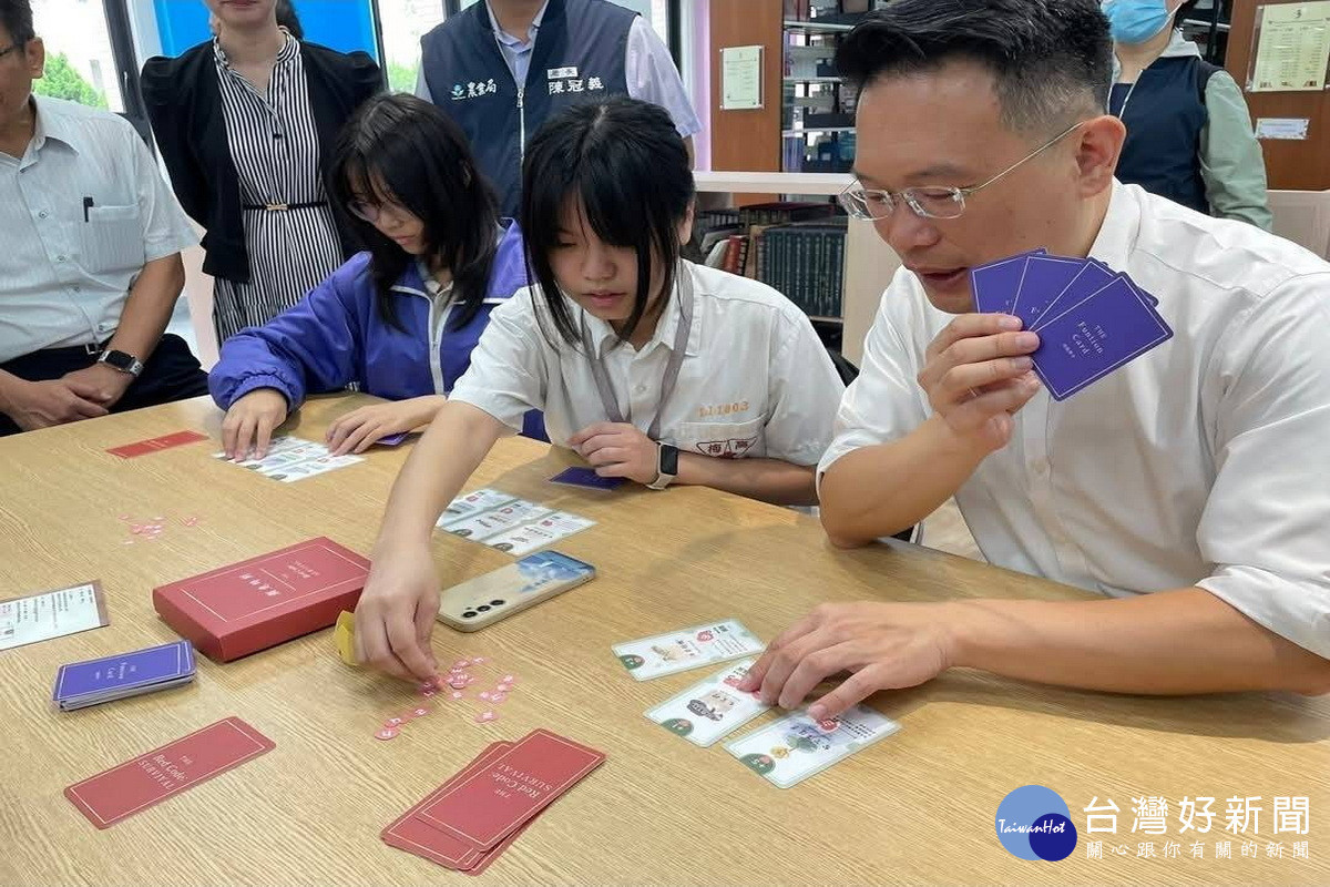 桃園市副市長蘇俊賓應邀前往楊梅高中,參加由學生設計的生態桌遊體驗。