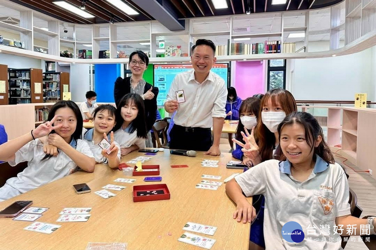 桃園市副市長蘇俊賓應邀前往楊梅高中,參加由學生設計的生態桌遊體驗。