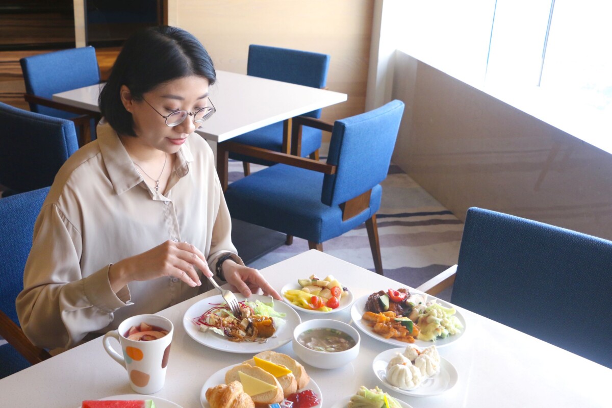 ▲和逸飯店·高雄中山館即日起至9月30日推出「纖氣飄飄養成計畫」住房專案,每晚4,850元起,專案內容含自助式早餐、Cozzi THE Roof餐廳輕食沙拉吧等多重好禮。(圖/和逸飯店提供)