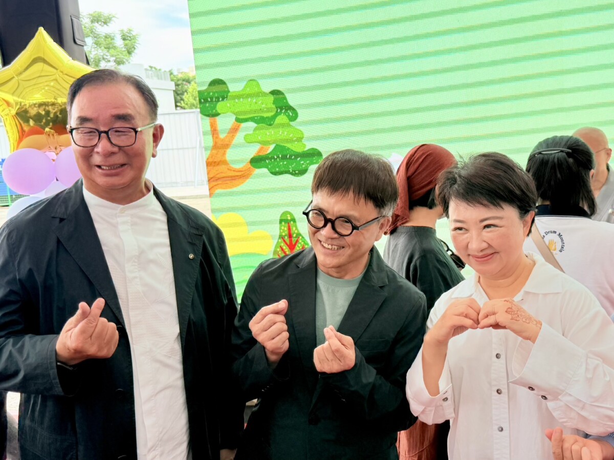 ▲左起：麗明營造董事長吳春山、羅布森董事長汪世旭、市長盧秀燕現場合影。(圖/記者顏淑娟攝)