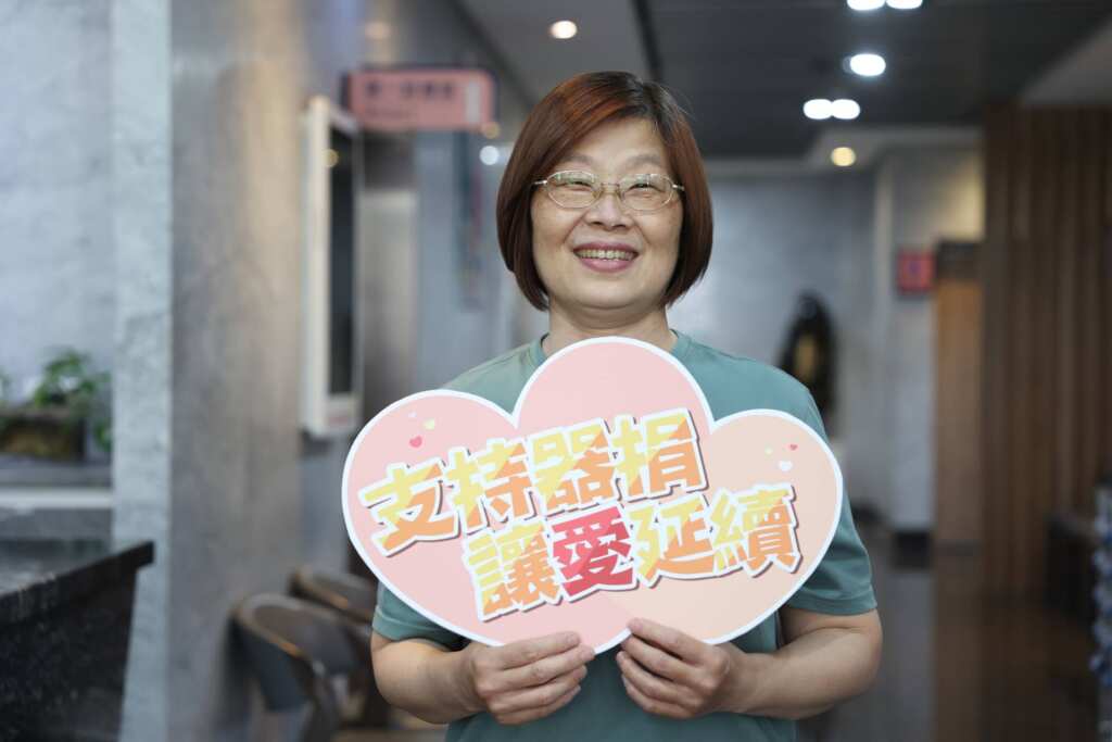▲熱心志工黃顗蓁簽署器官捐贈,讓愛延續。(宏仁醫院提供)