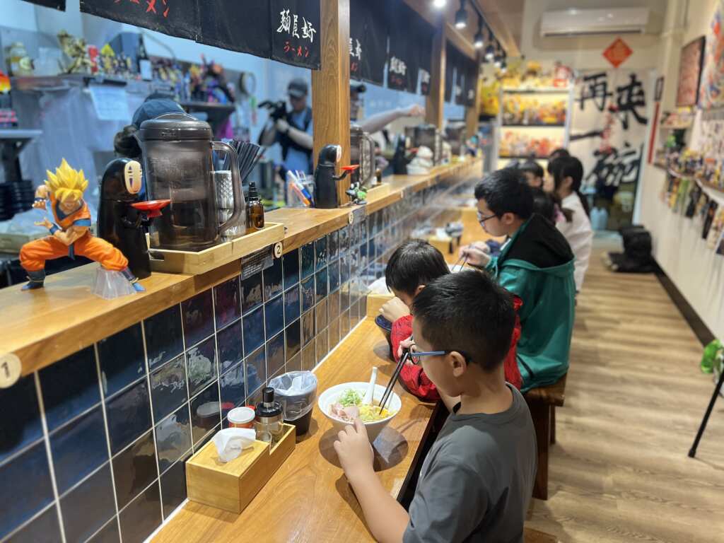 ▲南投縣竹山鎮人氣餐飲店家「麵屋好」邀請竹山及鄰近鄉鎮10歲至18歲的孩童免費享用拉麵大餐。(記者蘇彩娥攝)