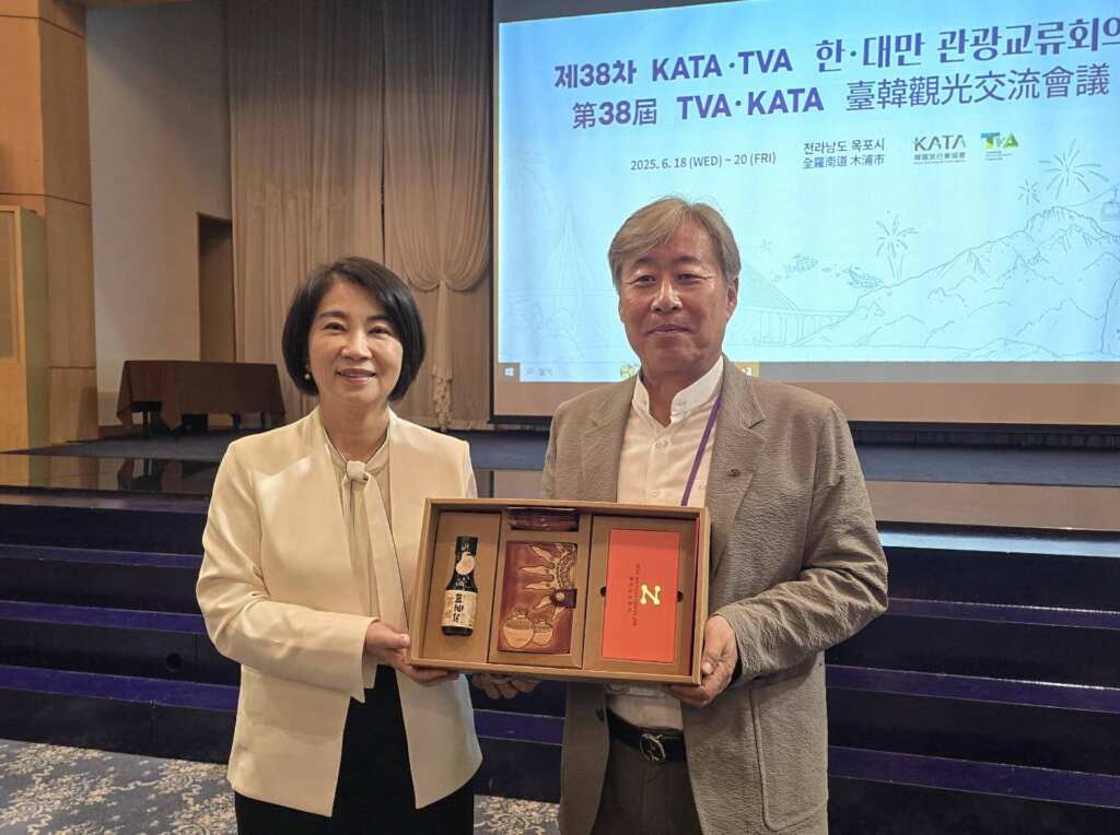 ▲屏東縣長周春米贈送韓國旅行業協會李振錫會長(右)具有屏東在地特色的伴手禮。