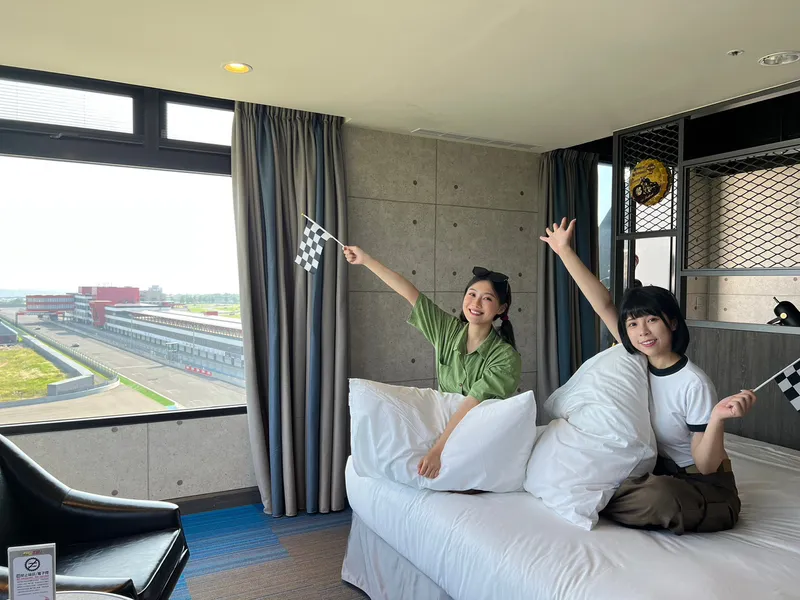 .麗寶賽車主題旅店【飛馳今夏】住房專案4,999元,含雙人一泊一食、水陸樂園雙日票