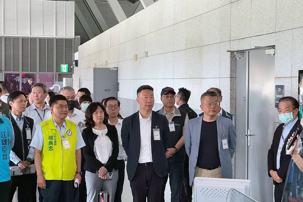 蔡其昌推舊港務大樓改建實現「一站式服務」 陳世凱允諾全力協助 244 蔡其昌推舊港務大樓改建實現「一站式服務」 陳世凱允諾全力協助 243