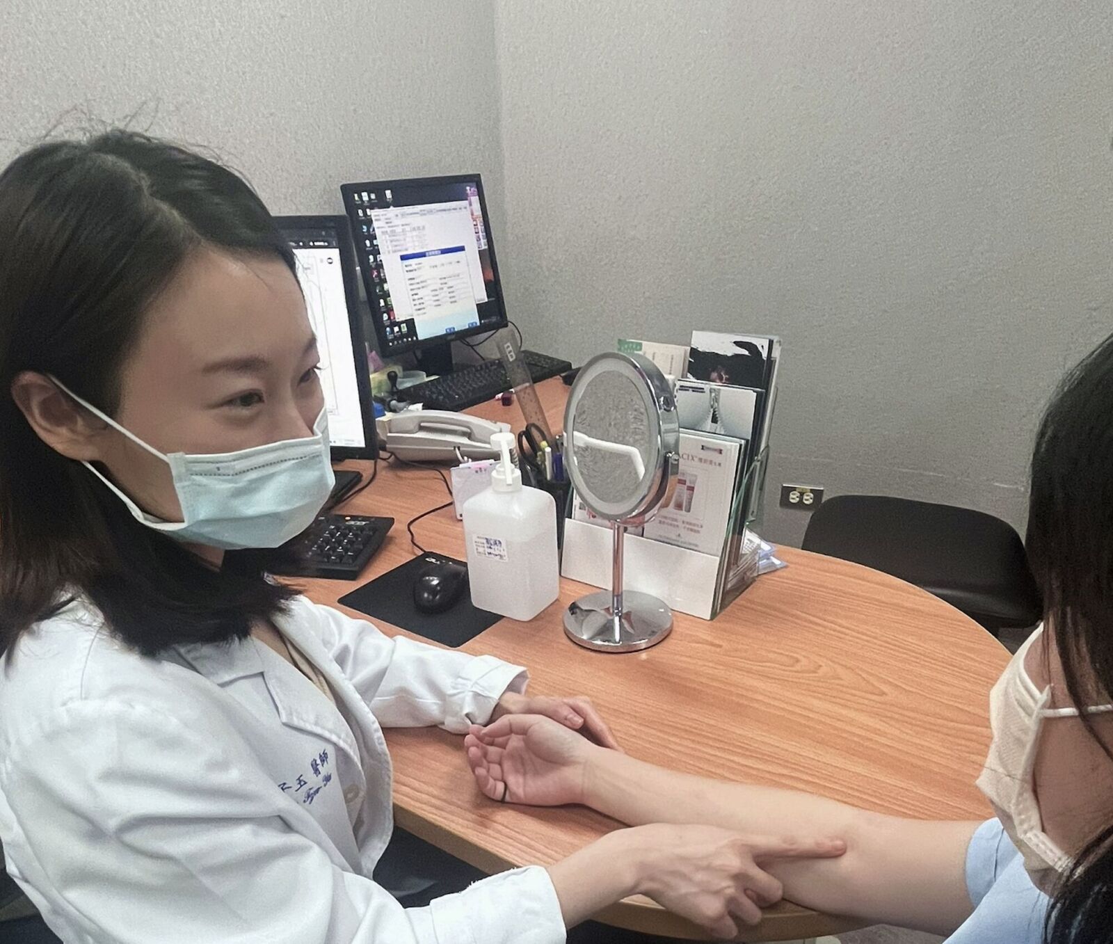 蚊蟲咬狂發癢 中年婦竟「塗蒜泥」消毒...傷口潰爛一片 236 蚊蟲咬狂發癢 中年婦竟「塗蒜泥」消毒...傷口潰爛一片 235
