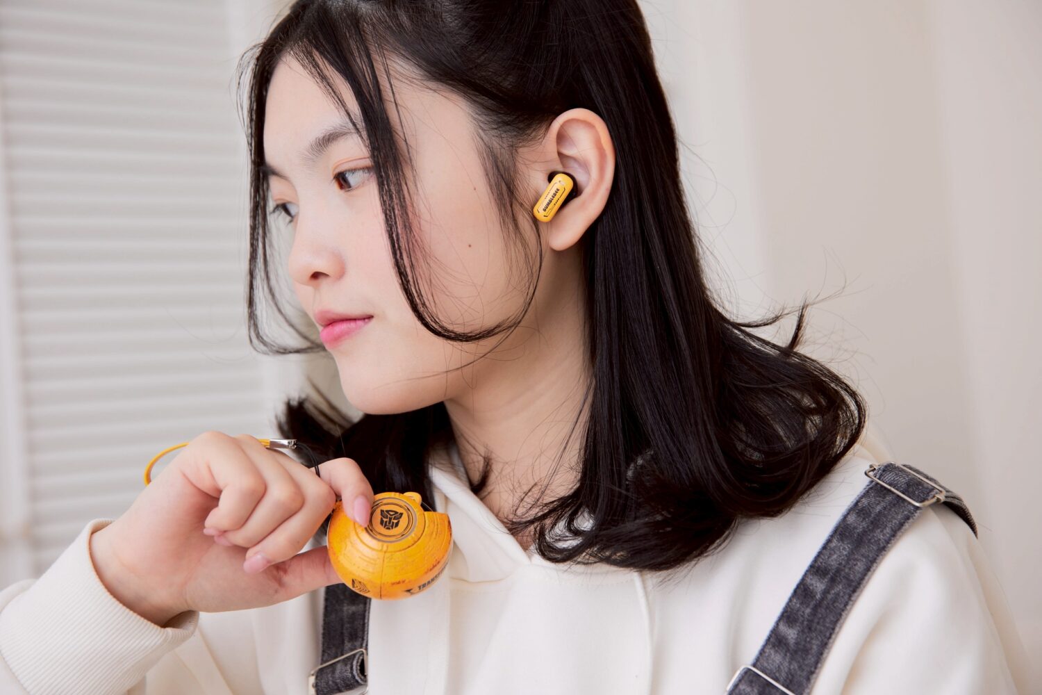 變形金剛AI語音翻譯耳機搭載智慧降噪與高傳真音質，讓跨語溝通更加清晰自然。（圖／及豐國際提供）