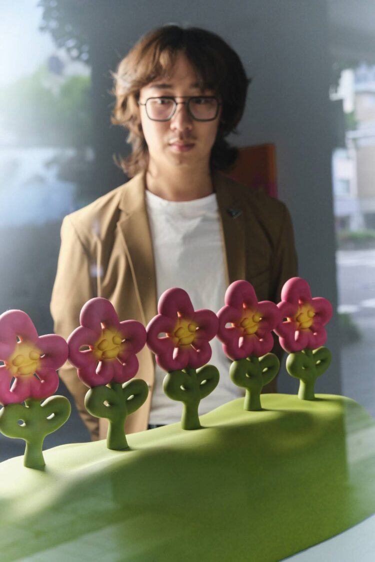 這位成長於遊戲世代的藝術家，將3D建模的空間邏輯與傳統繪畫技法熔鑄，創造出一系列既熟悉又陌生的自然意象。 （記者 趙靜姸翻攝）