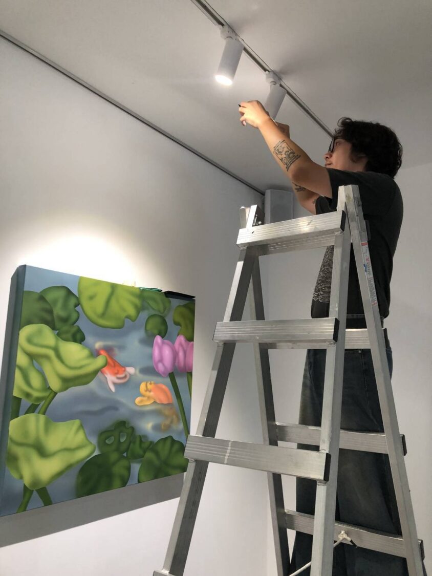 藝術家陳汶慶對作品與展覽細節要求嚴謹，從佈展到燈光調整皆親力親為，不假手他人，確保每一環節完美呈現其創作理念。（記者 趙靜姸翻攝）