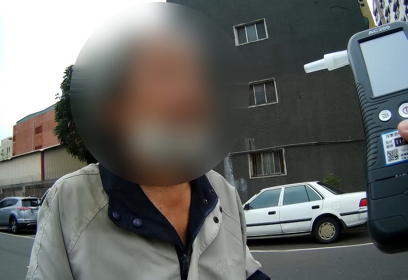 ▲男子因行車不穩遭員警關心,經呼氣檢測後發現其酒測值超標。