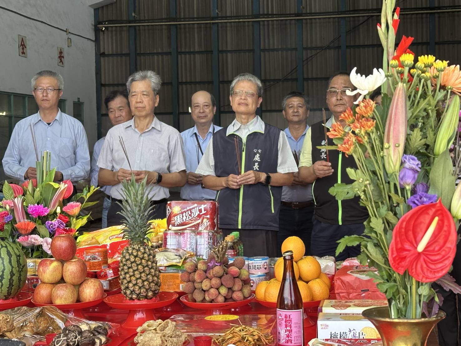 ▲台電屏東區處今天舉行完成改壓工程謝土典禮,由處長饒祐禎(中)率領團隊感謝保佑工程順利,人員平安。