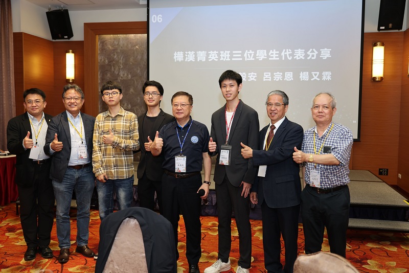 ▲樺漢科技朱復銓董事長透過「打破學用落差-攜手打造AI時代的技職菁英」升學與就業餐會,釐清家長對升學的疑問,展現企業、高教與技職三方攜手共育人才的決心。左起:大安高工楊益強校長、黃經堯產創長、菁英班學生楊又霖、呂宗恩、朱復銓董事長、劉毅安、唐彥博校長及范俊杰院長。