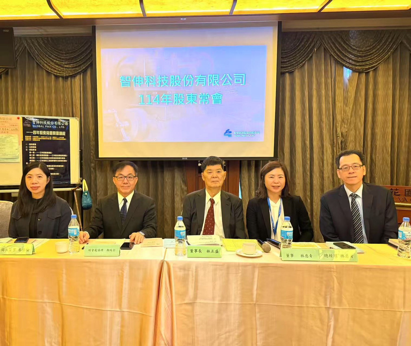 智伸科舉辦2025年股東常會，會中通過2024年擬配發每股現金股利新台幣4.2元，現金配發率50.66％，以期將公司營運回饋給全體股東共享。圖右三為董事長林正盛、圖右二為總經理林慈青。