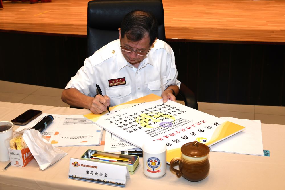 強化防護機制 新北消防職安再升級 2 《圖說》陳崇岳局長代表消防局全體同仁簽署職安宣言,象徵消防局對同仁安全的重視與決心。〈消防局提供〉