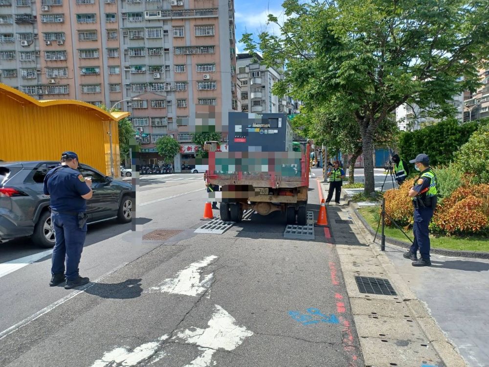 強力取締違規大型車 中和警 「活動式地磅」出擊 2 《圖說》中和警取締各式車輛違規事件,今年至今合計2,114件,依道路交通管理處罰條例最高罰鍰金額計算,總計處罰已超過新臺幣百萬餘元。〈中和分局提供〉