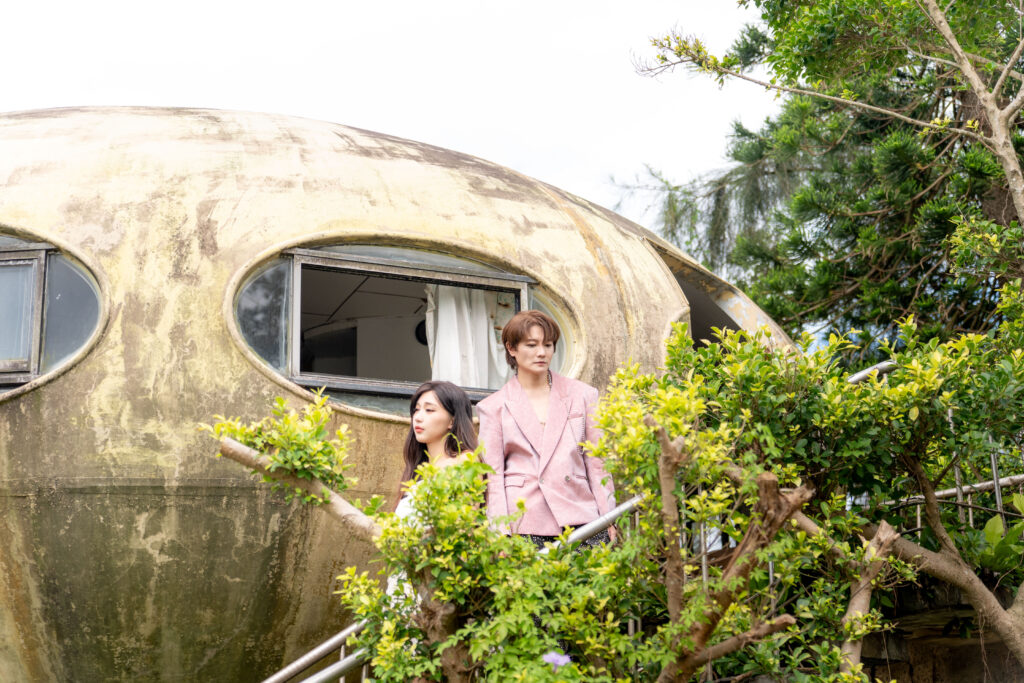 阿沁 × 夏娜 全新單曲《見你一面》MV 以電影規格打造,拍攝幕後趣事大公開! 17 圖:阿沁與夏娜,為新歌拍攝MV,赴三芝飛碟屋出外景。(照片提供:九日影業)