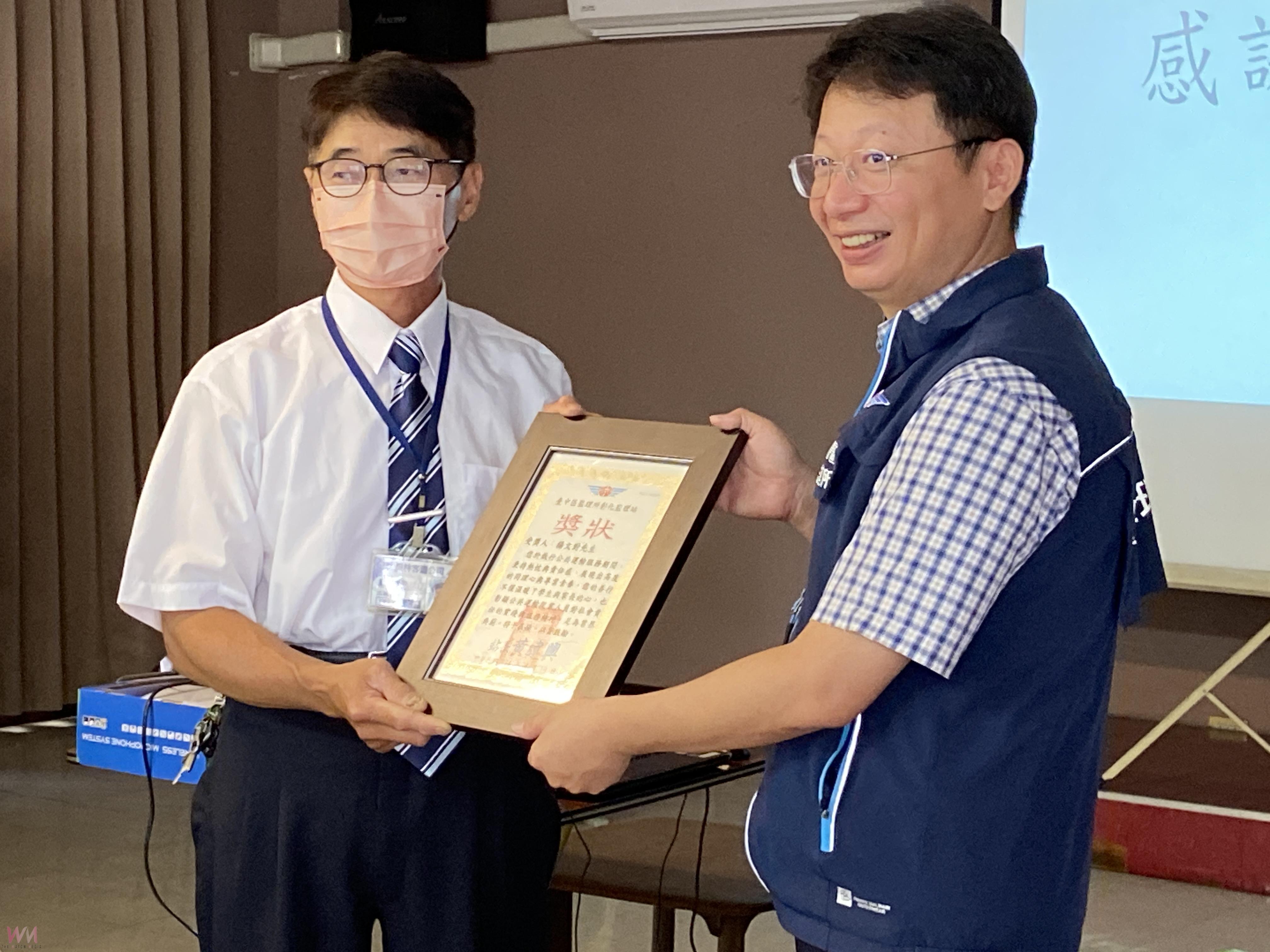 （有影片）／客運司機默默守候感動學生　監理站頒獎表揚暖心楷模 - https://www.watchmedia01.com