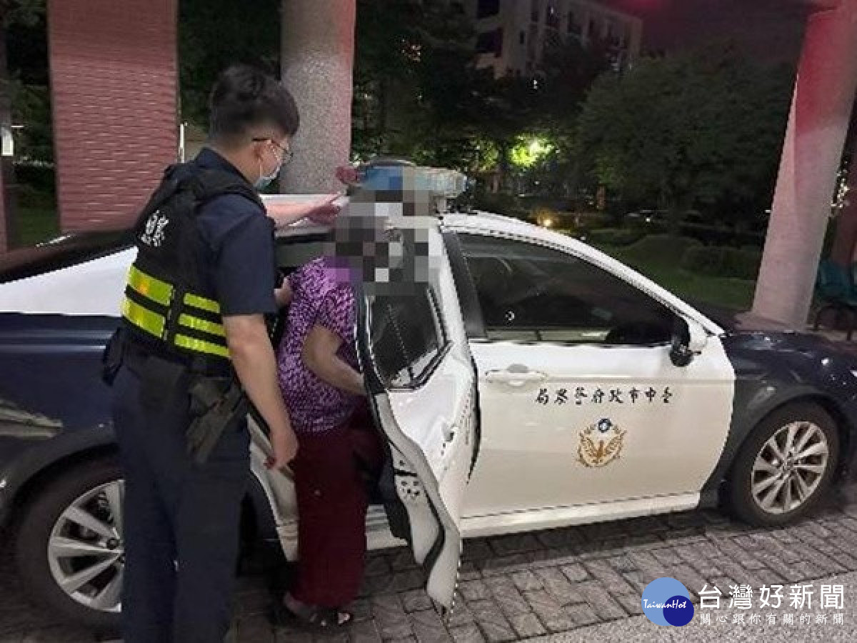 送老婦回家。林重鎣