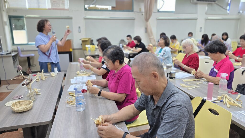 玉米殼仿石創藝工坊張婉玉老師現場指導學員製作玉米花。（圖/陳惠玲攝影）