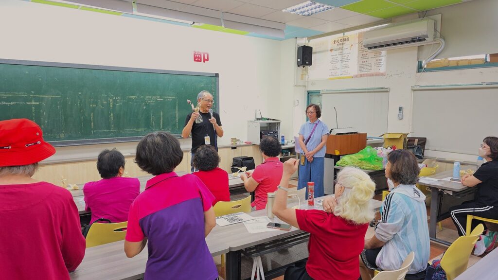 朝陽科技大學應用化學系錢偉鈞教授是「崙元廊道共學增韌擴散USR計畫」主持人，他說明玉米殼是餘料，具有再利用的經濟價值。（圖/陳惠玲攝影）
