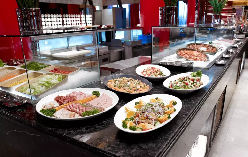 深受粉絲喜愛、中西式異國料理的松鶴餐廳，快閃優惠全面適用於平日午晚餐與下午茶時段，最低每人75折起。圖/圓山大飯店提供