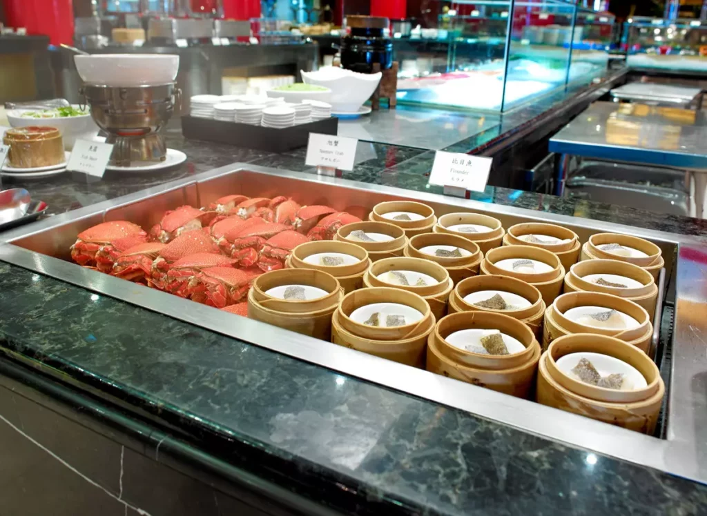 松鶴餐廳Buffet每位不用千元，就能吃到紅酒燉牛尾、英式炸魚、南洋風味焗烤蝦、烤鴨胸、旭蟹與藍蟹等星級美饌。圖/圓山大飯店提供  
