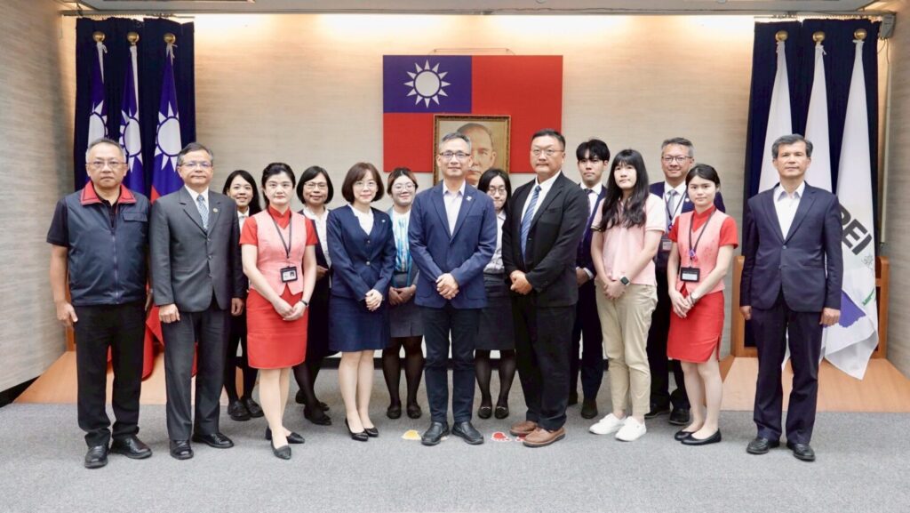 臺北市政府警察局於20日舉辦治安會報,副市長張温德特別頒發感謝狀,表揚114年3至4月成功協助攔阻詐騙案件量能前3名之金融機構。(記者薛秀蓮翻攝)