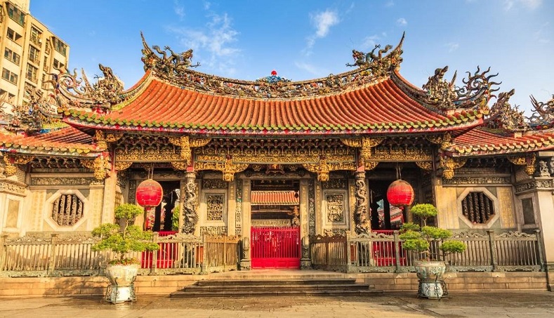 ▲台北萬華區龍山寺建於清乾隆三年(1738年),融合閩南建築特色與精緻木雕,是台北歷史最悠久、香火最鼎盛的古剎之一。