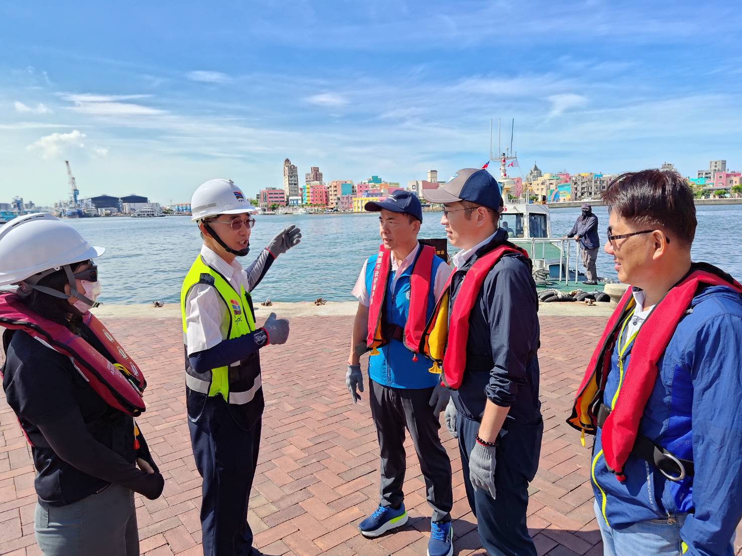 ▲臺灣股份有限公司高雄港務分公司陳文鵬處長向高雄市政府楊孟凡市長室專門委員及海洋局石慶豐局長說明本次聯合稽查區域及重點。