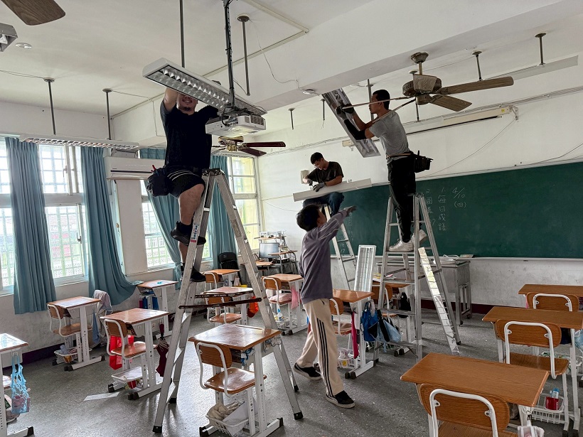 ▲教育處改善偏鄉教室電燈。