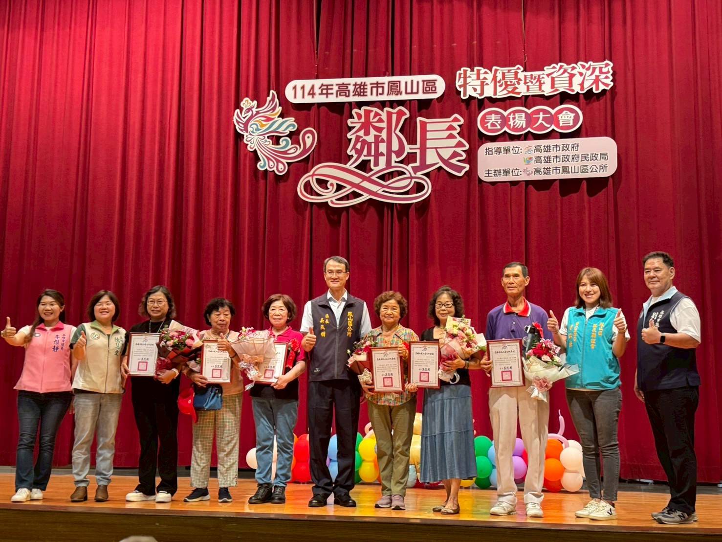 ▲鳳山區長吳茂樹(中)親頒獎狀,感謝鄰長長年協助防疫、市容與社區建設,凝聚地方向心力,受獎鄰長與劉德林議員(右)共同合影。