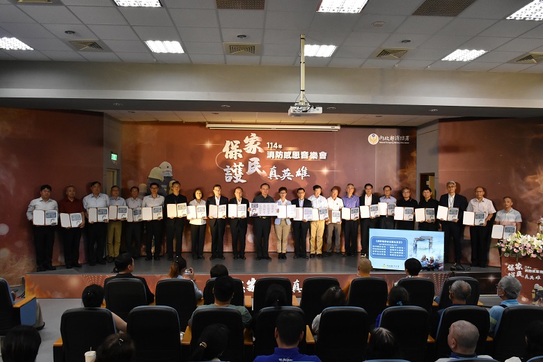 ▲各縣市消防局代表簽署職安宣言。