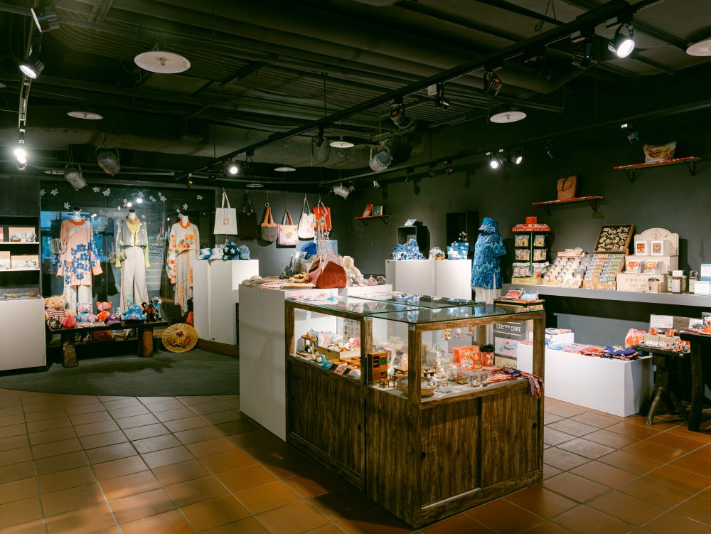 《圖說》新北客家文化園區文創店內部空間一隅，展示多款客家設計好物。〈客家局提供〉