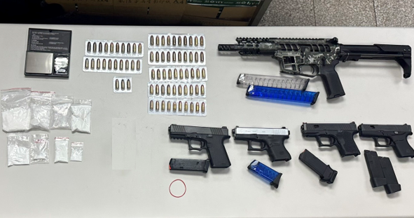 陳姓毒品通緝犯擁槍自重         警方逮獲查扣五把長短槍