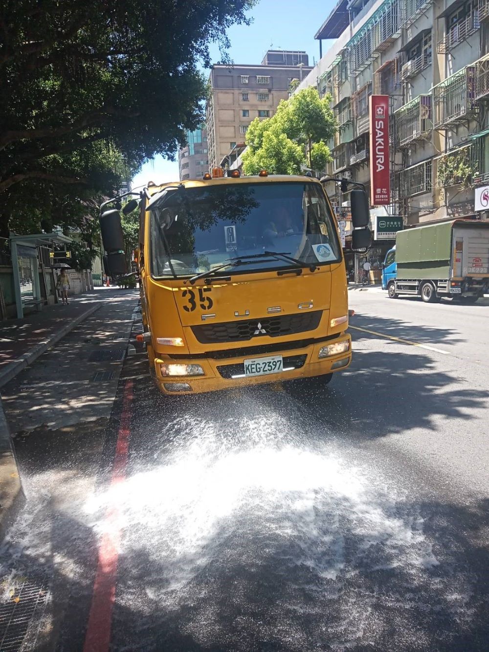 高溫上看38度 新店啟動防熱應變機制 1 《圖說》主要幹道灑水降溫灑水作業。〈消防局提供〉