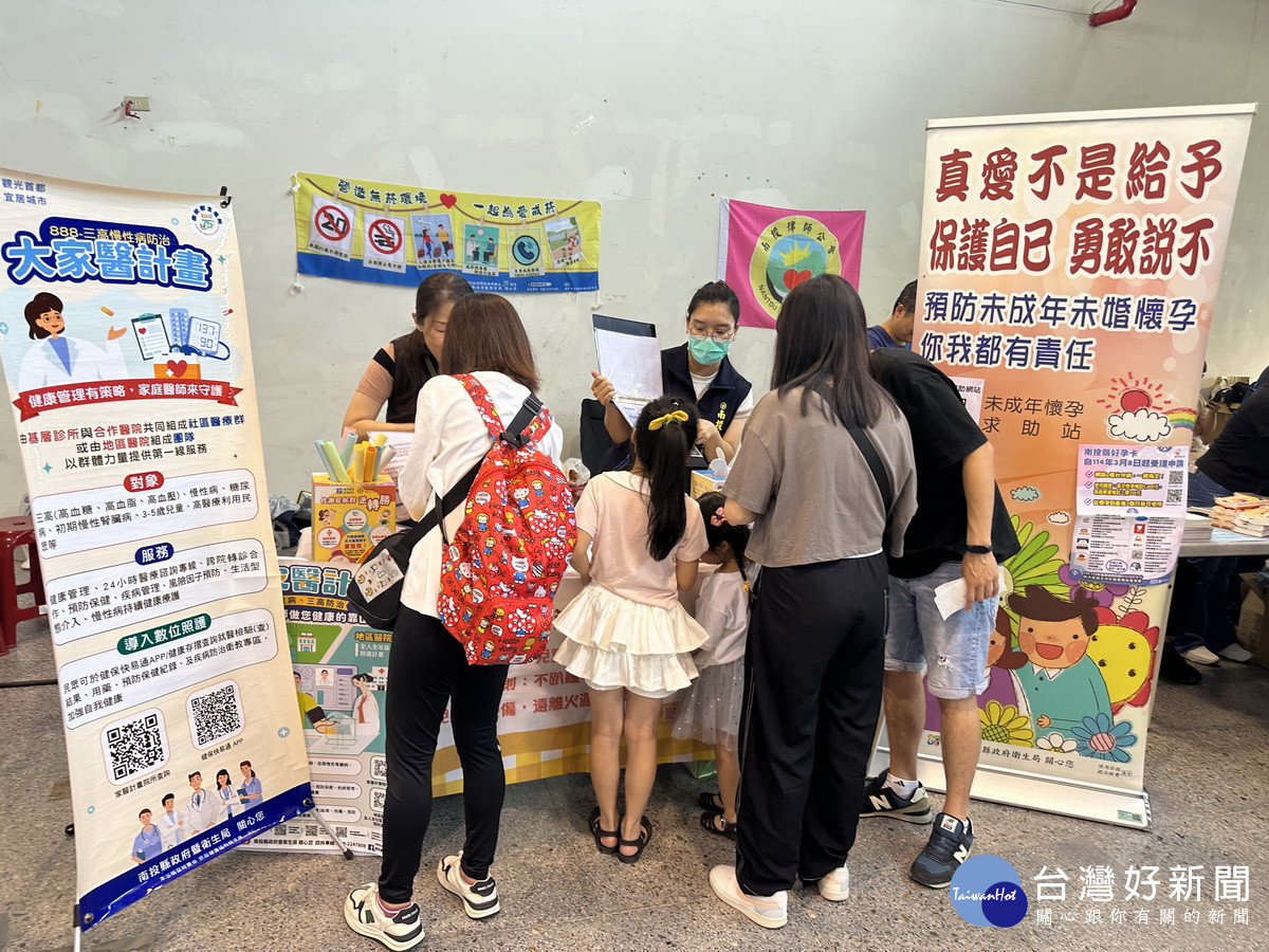 各個闖關等遊戲區都擠滿大小朋友。(記者扶小萍攝)