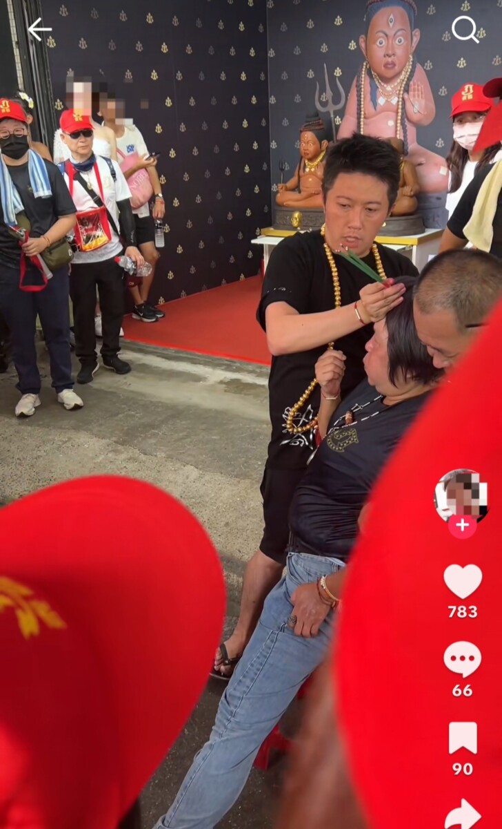 從社群網站上可以看到網紅賓賓哥在為信眾進行法事祭改，因其背景為泰國古曼童雕像，網友質疑這似乎為中國道教科儀更直言簡直是牛頭不對馬嘴。(影像自TikTok)。