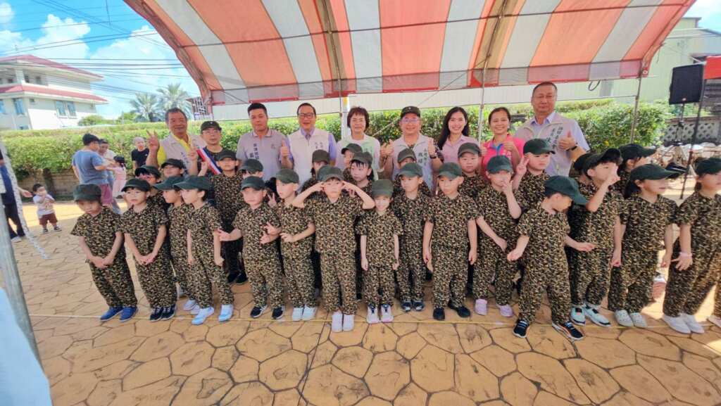 ▲彰化永靖鄉立幼兒園今日在鄭成功紀念公園舉辦以「新兵大挑戰」為主題的創意畢業典禮。(記者林明佑翻攝)