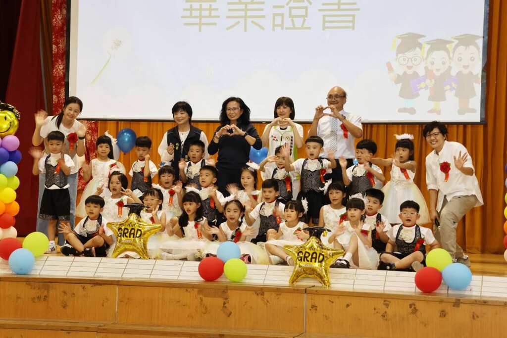 ▲啟文附幼畢業典禮,苗栗副縣長邱俐俐為畢業生獻上祝福。