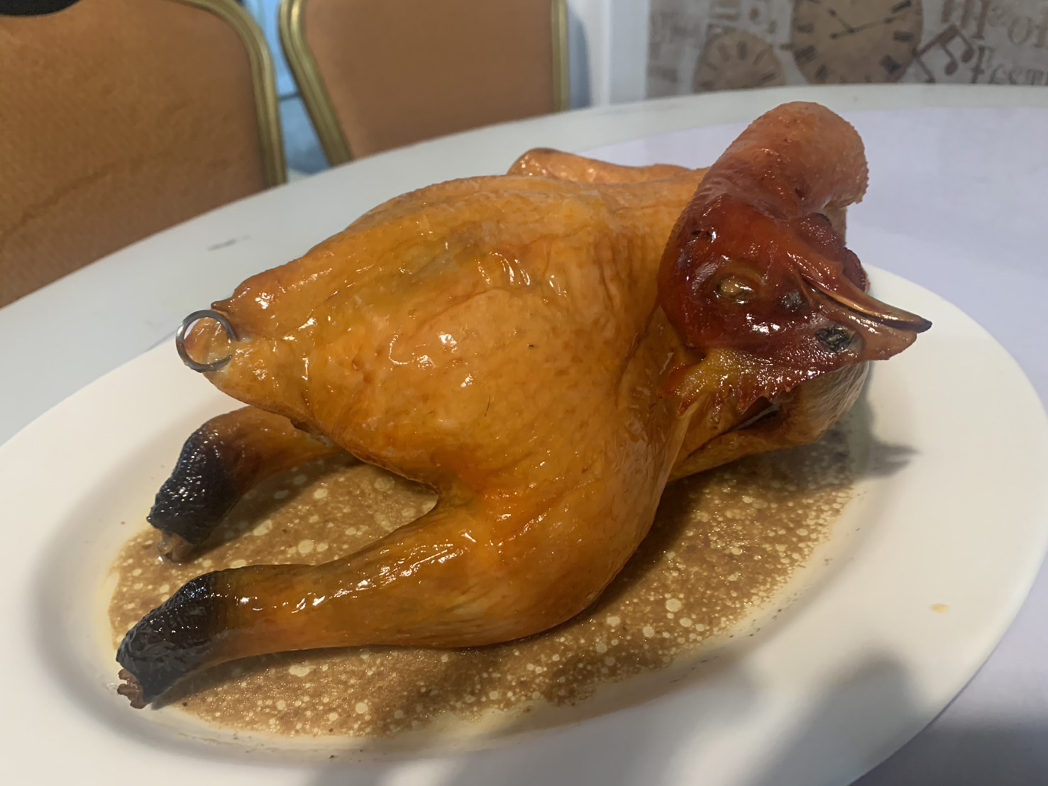 粵式脆皮烤雞外皮酥香，雞肉軟嫩充滿香氣。圖/皇家花園餐廳提供