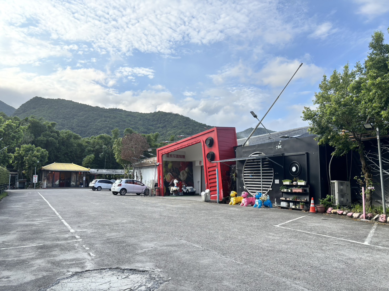 皇家花園餐廳結合童話造景、可愛動物與在地美食，成為今年夏天最受歡迎的親子景點之一。圖/皇家花園餐廳提供