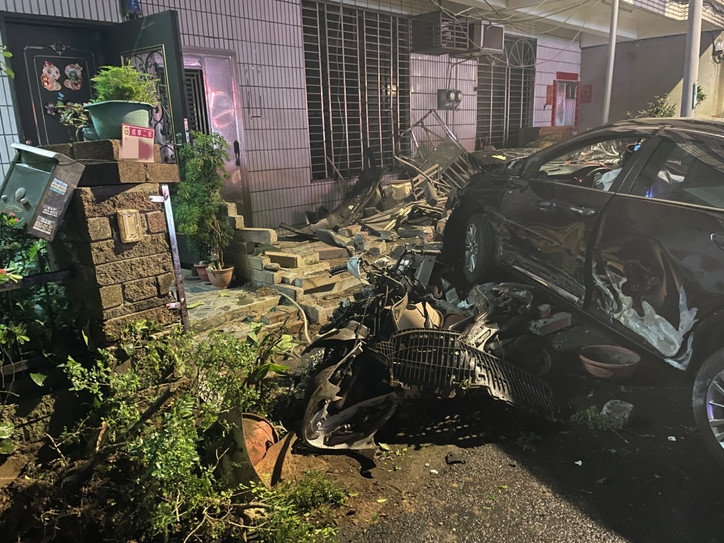 【有片】汽車路口碰撞後失控衝民宅 整片圍牆倒塌慘況曝 IMG 1959 副本 0
