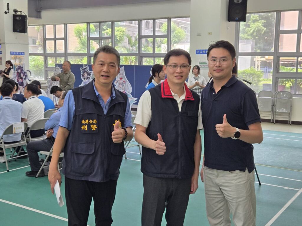 南港分局分局長周哲民(中)、偵查隊分隊長黃獻達(左)與遊戲新幹線股份有限公司經理康天誠(右)共同反詐。(記者薛秀蓮翻攝)